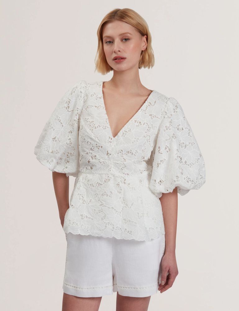Ted Baker Ellari - Lace Puff Sleeve V-neck Peplum Top Ženske Majice Bijele | 328571-HWP